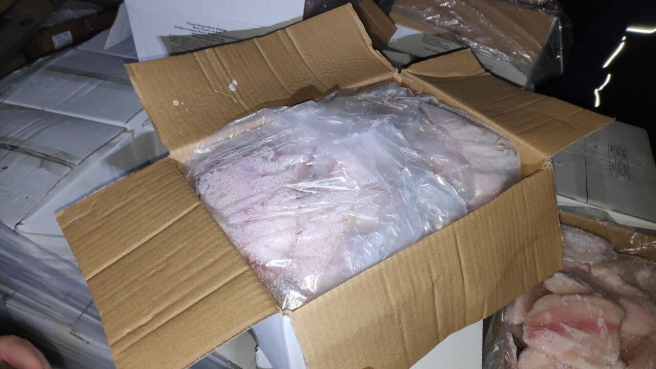 Random inspection of boxes with allegedly damaged frozen cargo. Visual condiotn